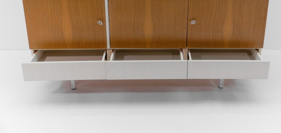 Image 1 of Credenza moderna marrone e bianca di metà secolo, anni '60