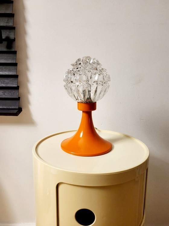 Image 1 of Lampada da tavolo vintage in stile spaziale degli anni '60 con paralume in vetro e base in metallo arancione