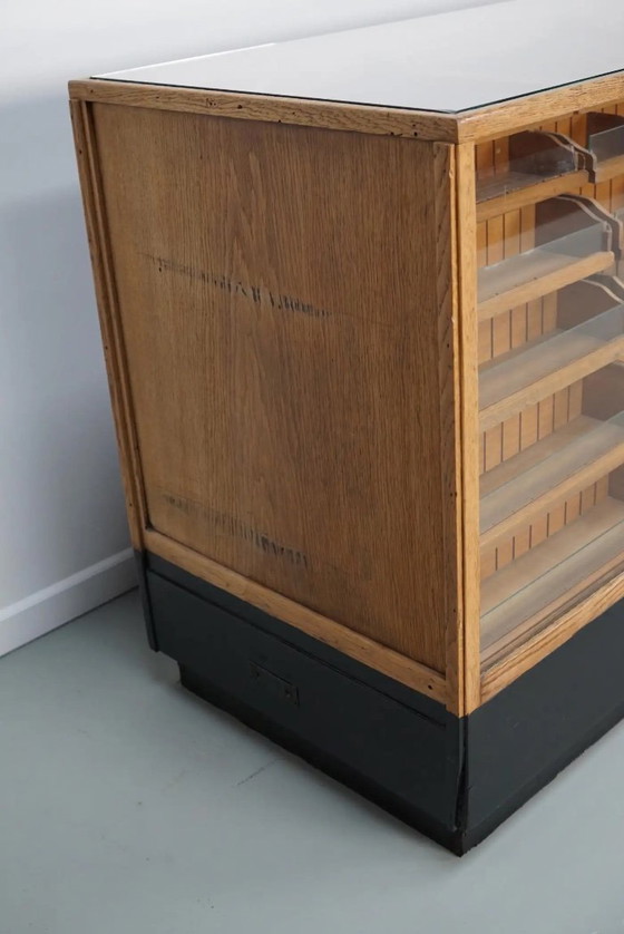 Image 1 of Antiker deutscher Ladentisch aus Eiche / Kurzwarenschrank / Vitrine, ca. 1950