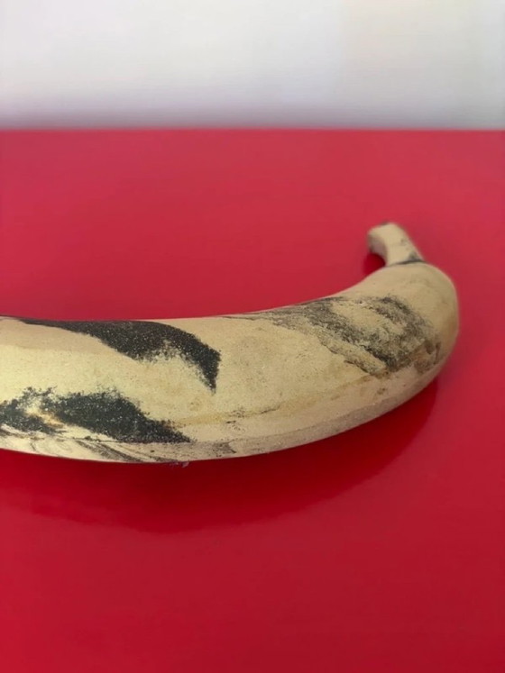 Image 1 of Handgefertigte Keramikbanane von der schwedischen Künstlerin und Keramikerin Malwina Kleparska