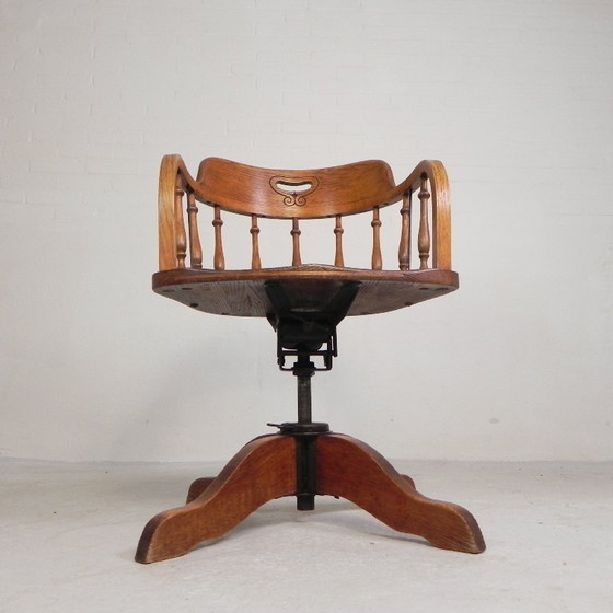 Image 1 of Silla de oficina de roble con sistema de muelles y altura regulable, década de 1930.
