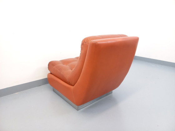 Image 1 of Vintage Roche Bobois-fauteuil in chroom en tegelkleurig leer uit de jaren 70.