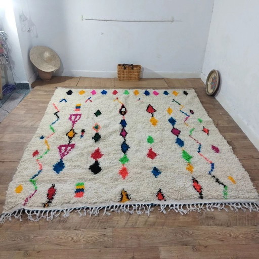 Kleurrijk Azilal-tapijt van wol – handgeweven natuurlijke regenboogwol (250×230 cm)