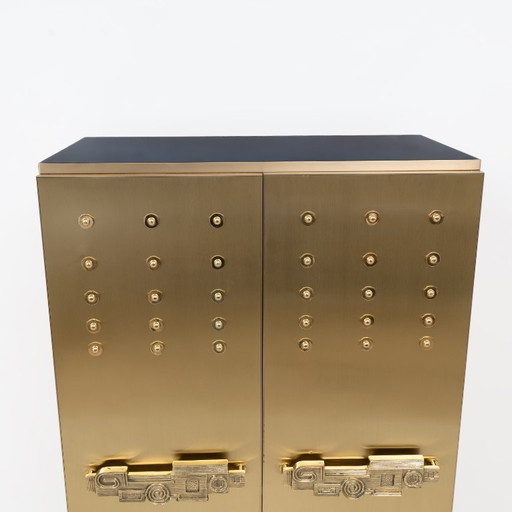 Mueble bar italiano de latón con tiradores esculturales de latón fundido.