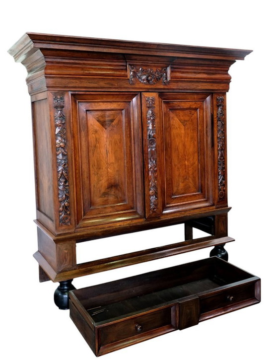 Image 1 of Mobile a viticcio in prezioso palissandro, 1700 circa.