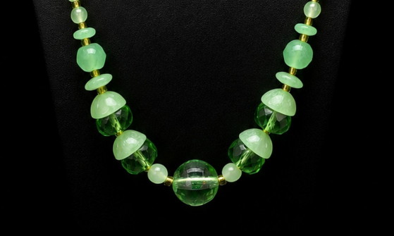 Collana Antica in Vetro all'Uranio Sotto Campana di Vetro – Oggetti decorativi (photo 6 of 7)