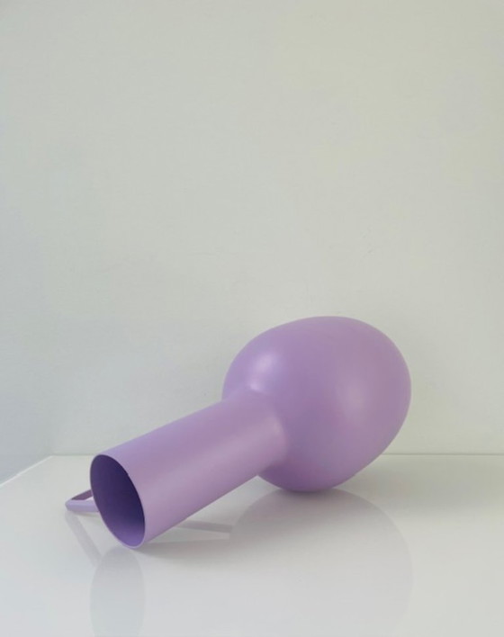 Image 1 of Pichet en métal lilas avec grande anse 30 cm