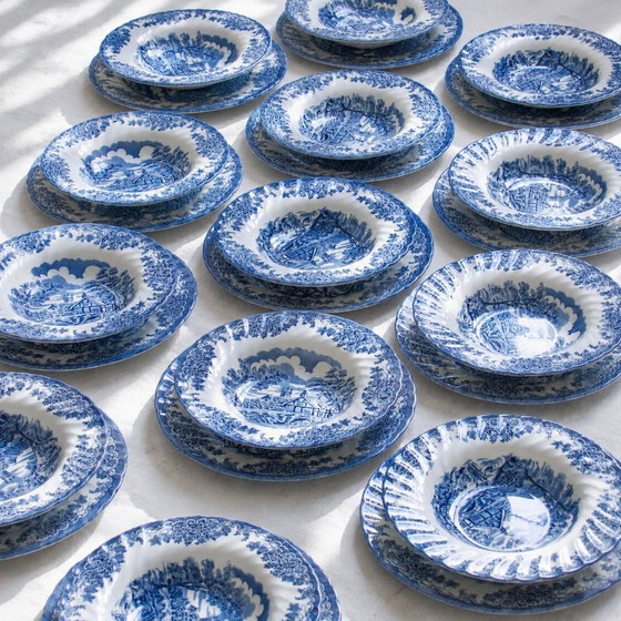 Image 1 of Servizio da tavola inglese di grandi dimensioni, composto da 35 pezzi, firmato Staffordshire Churchille.
