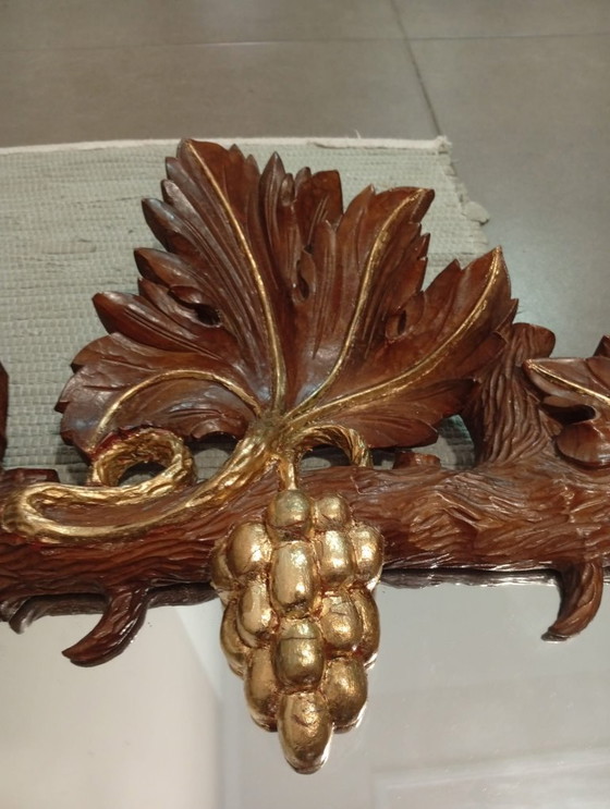 Image 1 of Belangrijke en spectaculair gebeeldhouwde wijnkelderspiegel