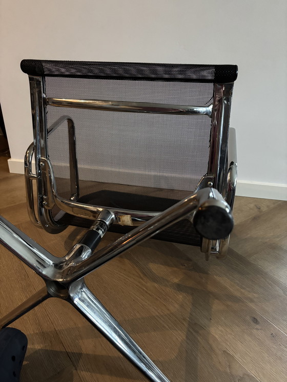 Image 1 of EAMES EA108 STOEL ZWART NETWEAVE ALUMINIUM FRAME VITRA