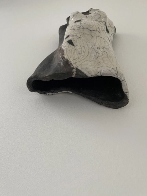 Image 1 of Torse féminin sculpté en céramique – glaçure raku