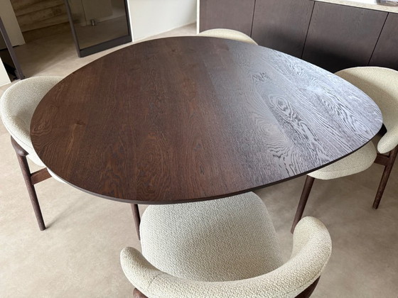 Tavolo da pranzo con quattro sedie da pranzo in legno marrone scuro e tessuto beige, Table du sud (foto 5 di 9)