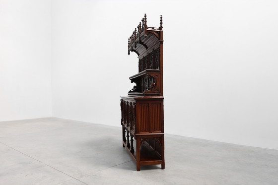 Image 1 of Rare grande armoire néogothique en chêne du début du 19e siècle, sculptée à la main