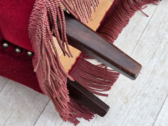 Image 1 of Fauteuil danois des années 1960, revêtement d'origine en velours rouge, pieds en bois de hêtre.