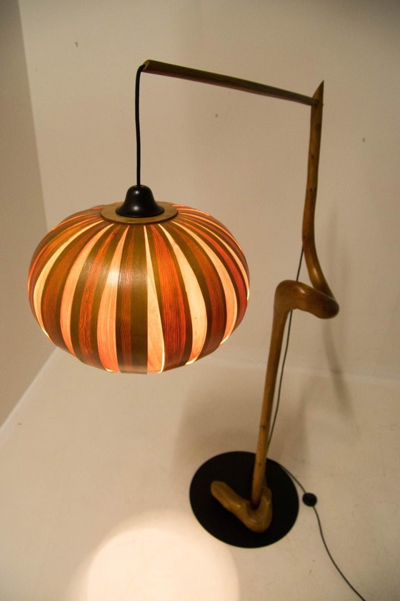 Image 1 of Skulpturale Stehlampe aus Holz und Furnier im Stil der Mid-Century-Moderne der 1960er Jahre.
