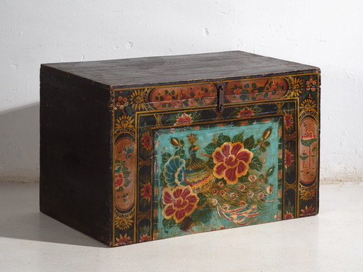 Malle chinoise ancienne peinte en bois de pin – Chine, vers 1900
