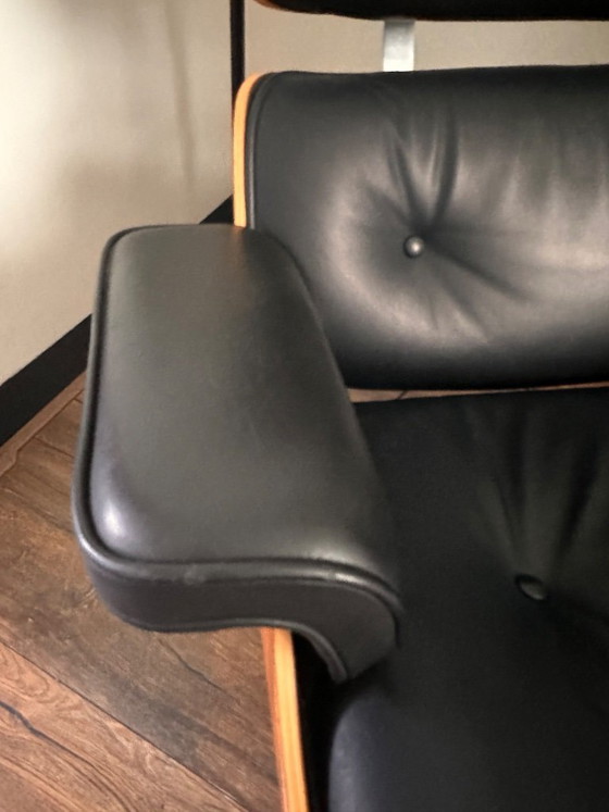 Image 1 of Le fauteuil et le repose-pieds Eames | Charles & Ray Eames