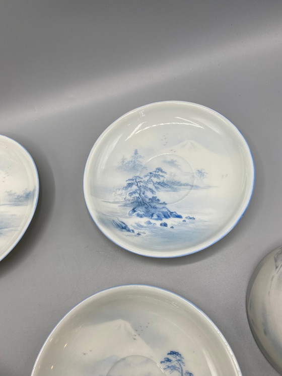 Ensemble de quatre tasses et soucoupes en porcelaine japonaise – paysage bleu et blanc – ère Meiji (photo 5 of 8)