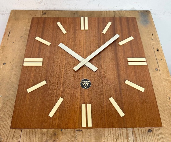 Image 1 of Orologio da parete vintage in legno marrone di Pragotron, anni '80