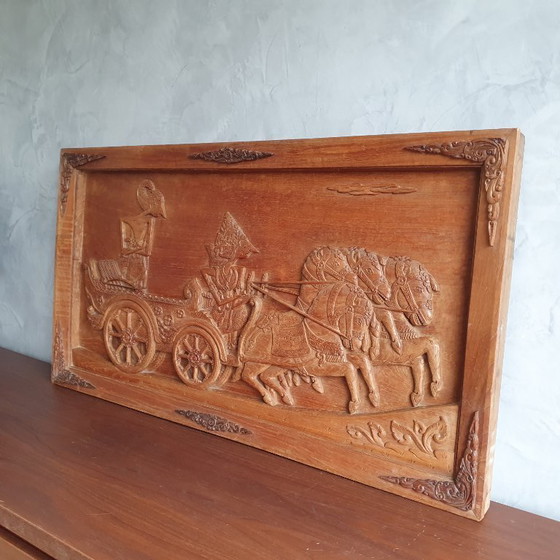 Image 1 of Grande opera in legno indonesiano con Krisna e Arjuna di 116 cm.
