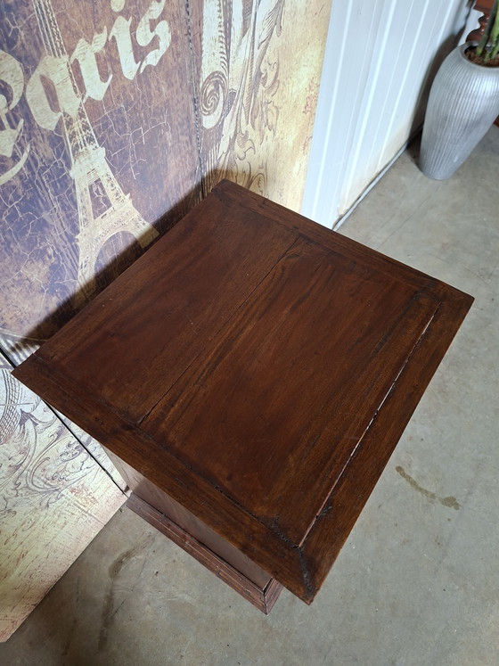 Image 1 of Cassettiera, comodino o mobile da ingresso in teak antico, dimensioni: 42x40 cm e 76 cm di altezza.