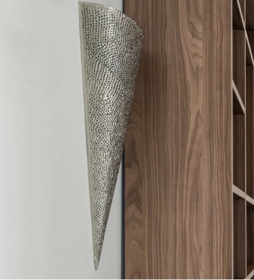 Lámpara de pared moderna con forma de cono y diseño único.