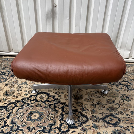 Sgabello Midcentury + Collezione Life – form+life collection, Poggiapiedi e pouf, Leather, Metal (photo 5 of 7)