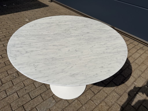 Originaler Knoll Tulip Esstisch, 107 cm rund, Statuarietto, matt, in neuwertigem Zustand!! Eero Saarinen – eettafels, Marble