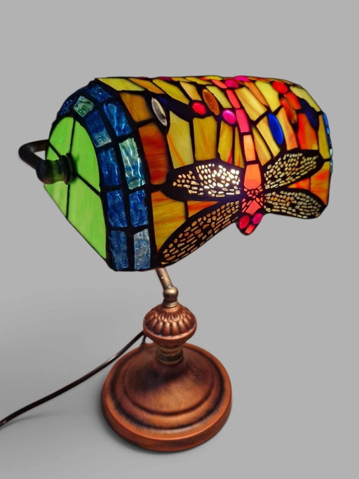 Lampe de bureau Dragonfly style Tiffany. Hauteur 38 cm. Diamètre abat-jour 27 cm.