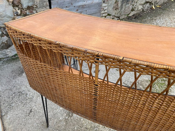 Image 1 of Bancone da bar vintage anni '50 con due sgabelli in rattan e metallo