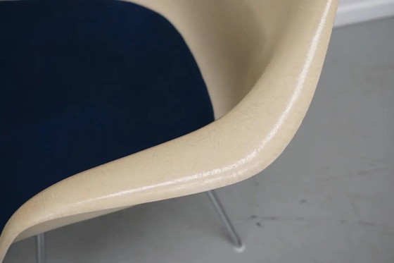 Image 1 of Set di tre poltrone DAX in fibra di vetro color pergamena, Eames per Herman Miller / Vitra