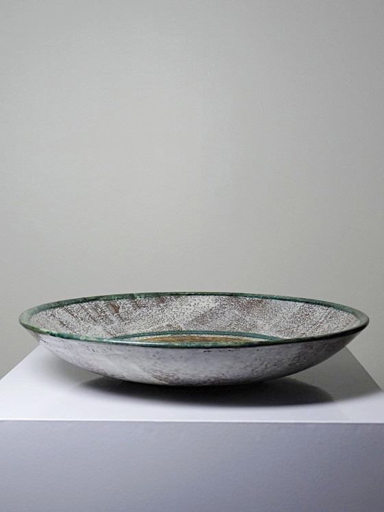 Image 1 of Grande ciotola artistica in ceramica vintage degli anni '50-'60, adatta come decorazione da parete o come fruttiera.