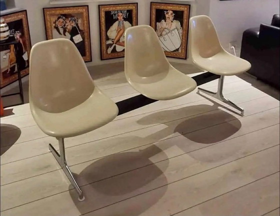 Image 1 of Originele Eames Fiberglass Chair-bank, ontworpen door Charles & Ray Eames en geproduceerd door Vitra.