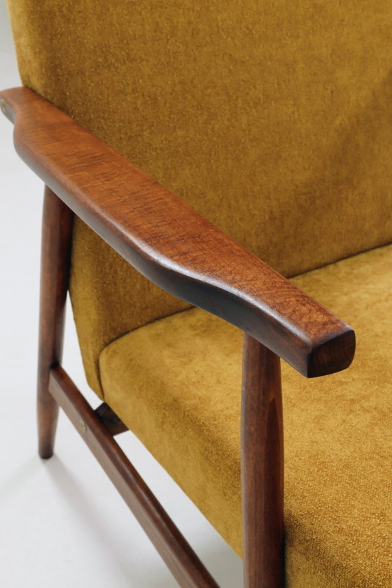 Image 1 of Poltrona vintage modello B-7727, tessuto giallo oro, restaurata, Polonia, anni '70