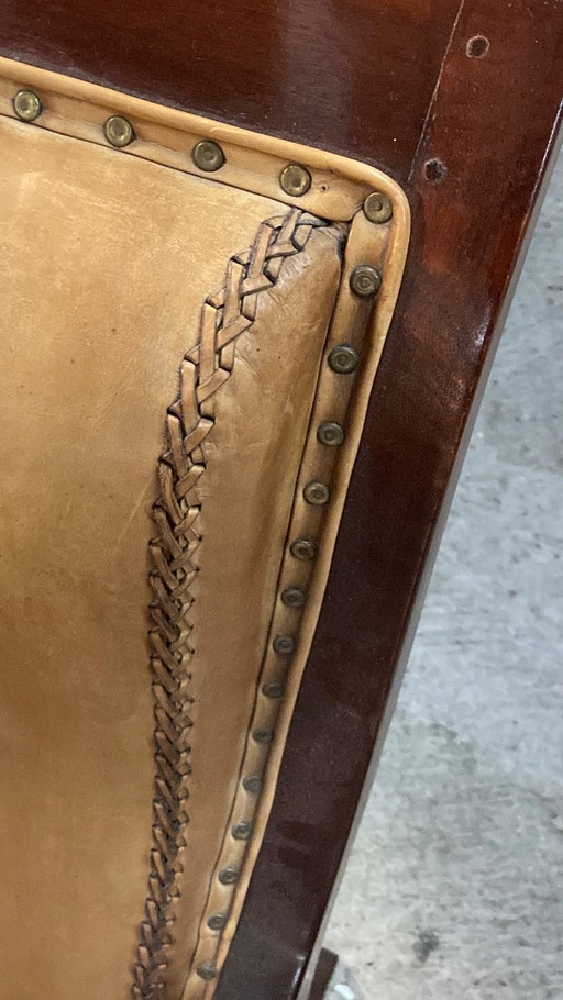 Sillón de madera de piel de oveja