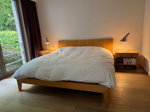 Paar nachttafels in beuk