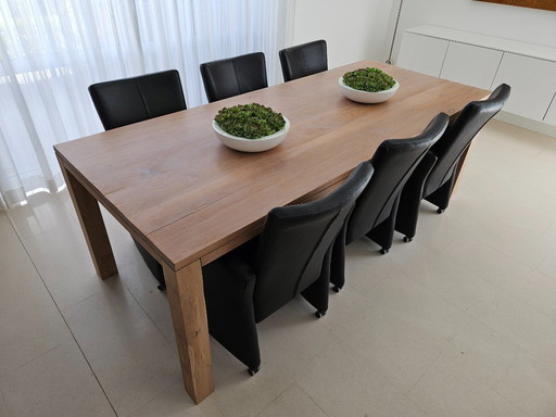Teakhouten eetkamertafel met 6 leren stoelen