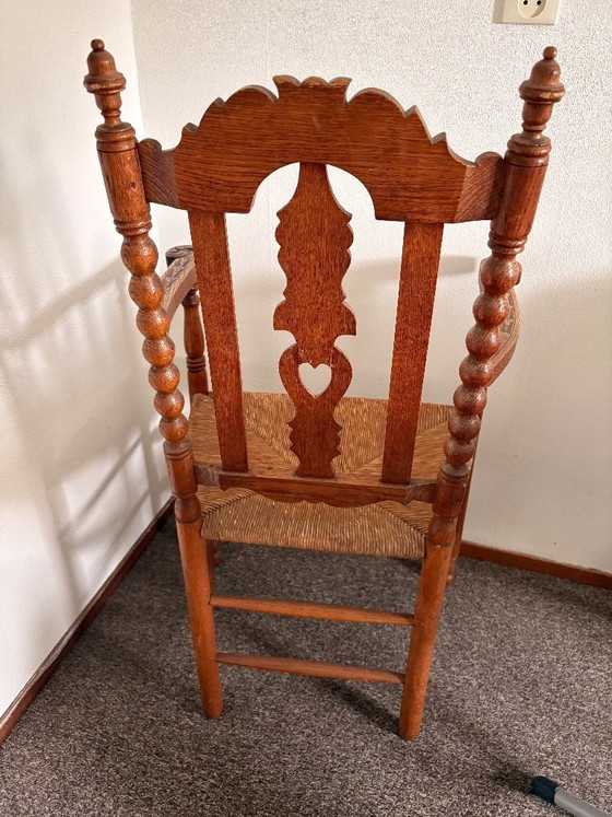 Image 1 of Antiker Eichensessel mit Sitzfläche aus Binsen