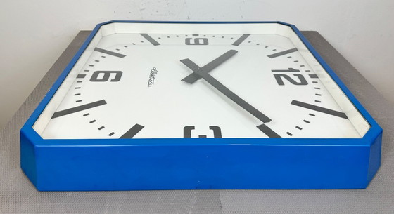 Image 1 of Enorme orologio da parete industriale quadrato blu di Elektročas, anni '90