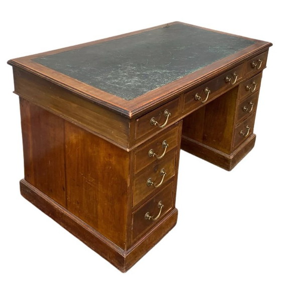 Image 1 of Scrivania antica inglese con cassettiera in noce, 1930