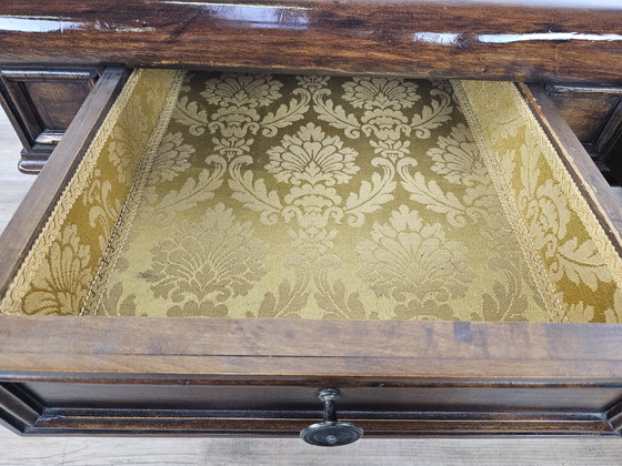 Image 1 of Table basse en noyer américain avec tiroirs