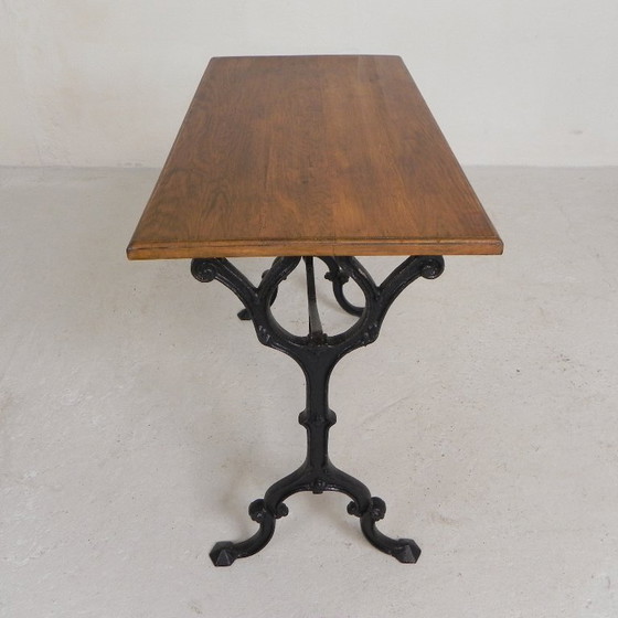 Image 1 of Table de bistrot avec plateau en chêne sur une structure en fonte, années 1930