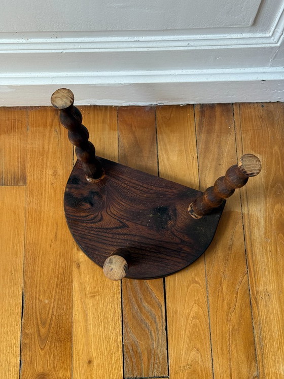 Gedraaide houten driepootkruk – Krukjes, Wood (photo 8 of 8)