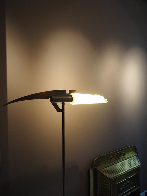 Lámpara de pie inusual en latón y cristal.