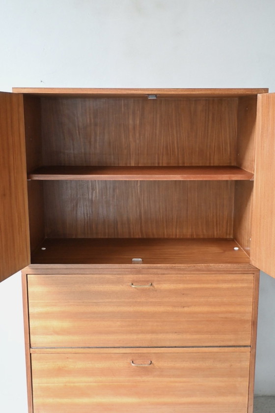 Image 1 of Precioso y elegante aparador/vitrina de pared de mediados de siglo.