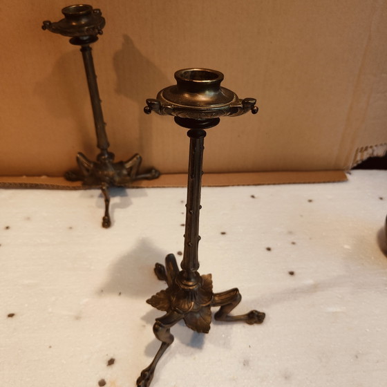 Image 1 of Een paar bronzen kandelaars versierd met 3 voeten en bamboe, periode Napoleon III - 19e eeuw
