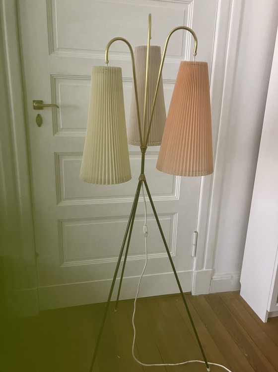Image 1 of lampadaire plissé tripode style milieu du siècle