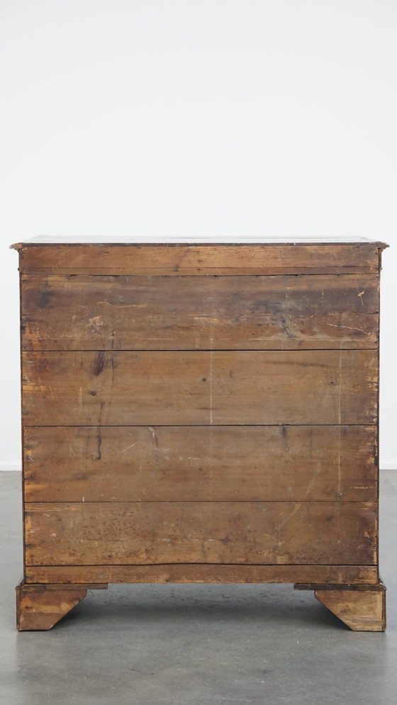 Image 1 of Gran cómoda antigua inglesa de roble con 5 cajones del siglo XVIII