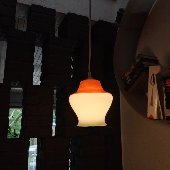 Image 1 of Lampada a sospensione vintage in vetro opalino con paralume rosso – impianto elettrico rinnovato – anni '60/'70