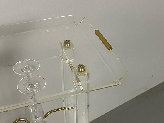 Seltenes skulpturales David Lange Lucite & Messing Weinregal. Frankreich, 1970er Jahre. Ref.: DO2000 (photo 11 of 12)